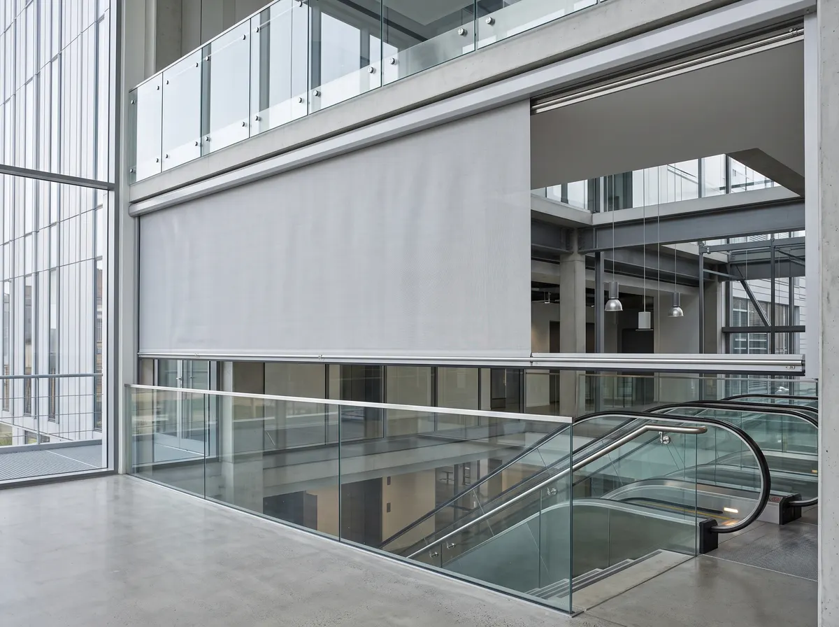 Horizontaal brandwerend scherm dat een vide-opening in een vloer afsluit