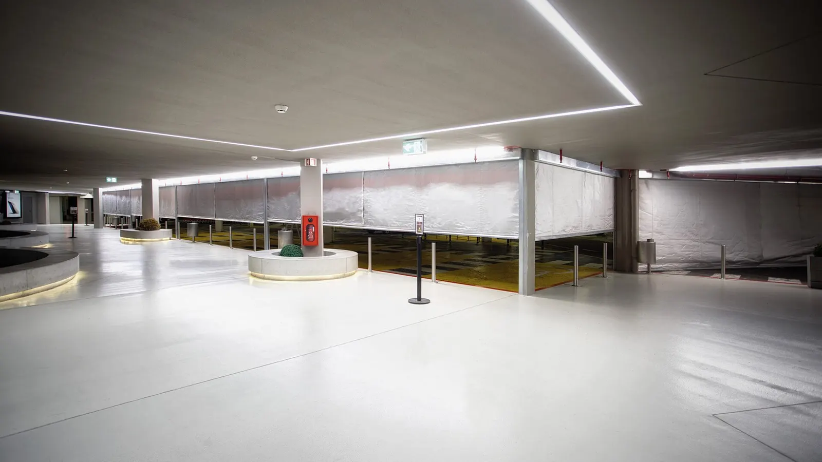 Uitgereden scherm dat een parkeerdek scheidt van de aangrenzende hal